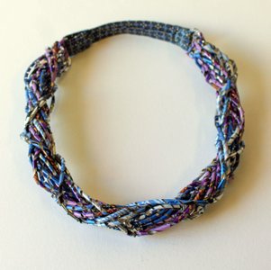 Ketting blauw paars, met een stukje stropdas in de nek. prijs 185 euro